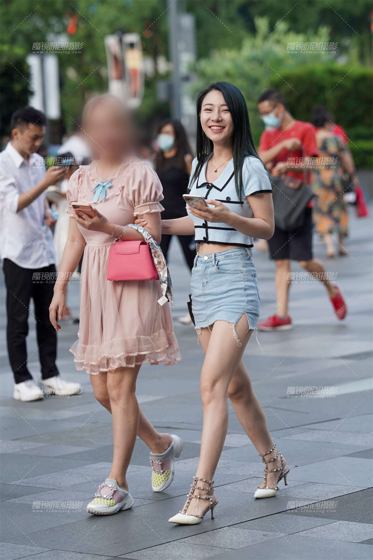 牛仔短裙长腿美女-日更街拍