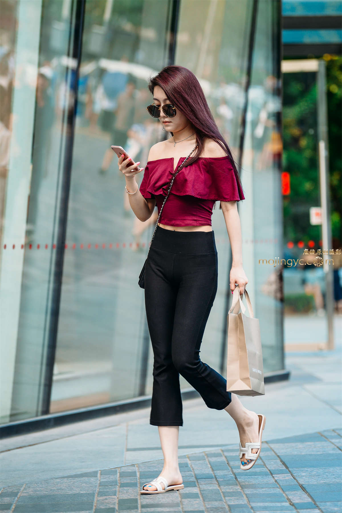 精致美女 彰显好身材-日更街拍