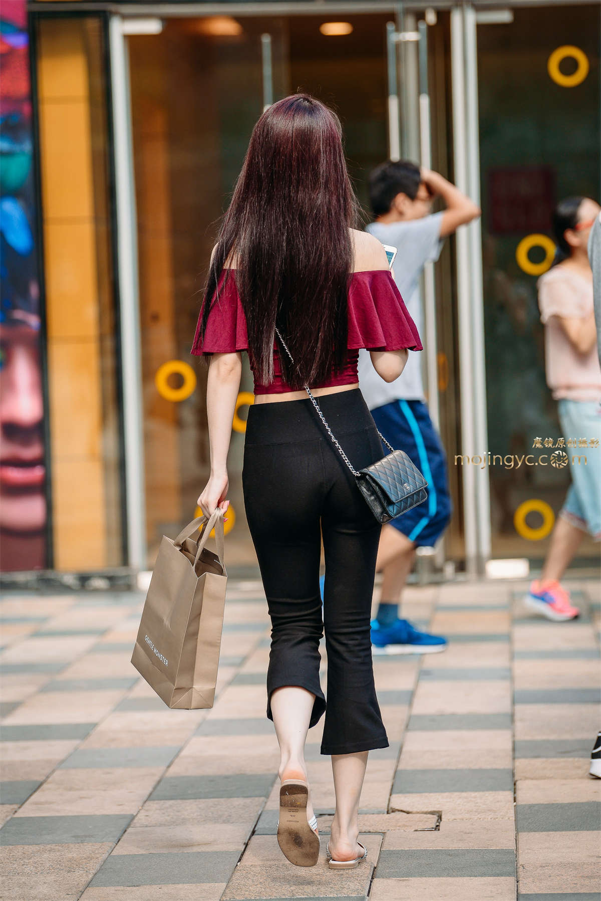 图片[2]-精致美女 彰显好身材-日更街拍