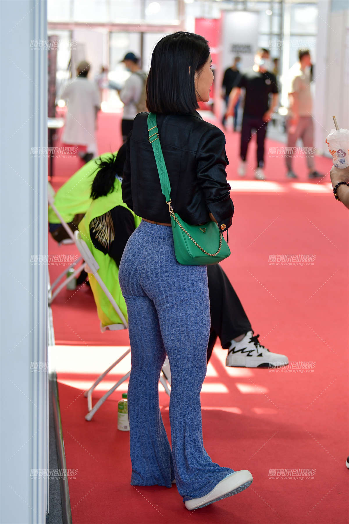 图片[2]-★聊天魅力紧身裤美女-日更街拍