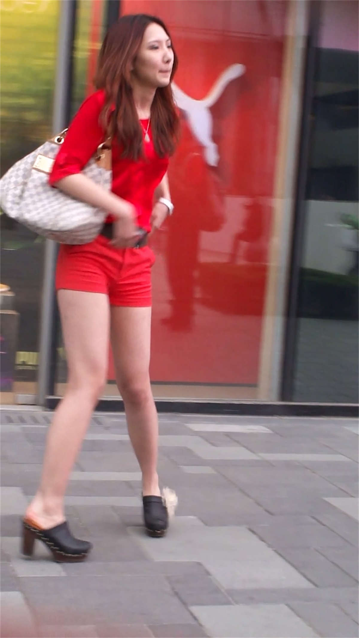 图片[2]-红色超短裤美女的性感蜜桃臀-日更街拍