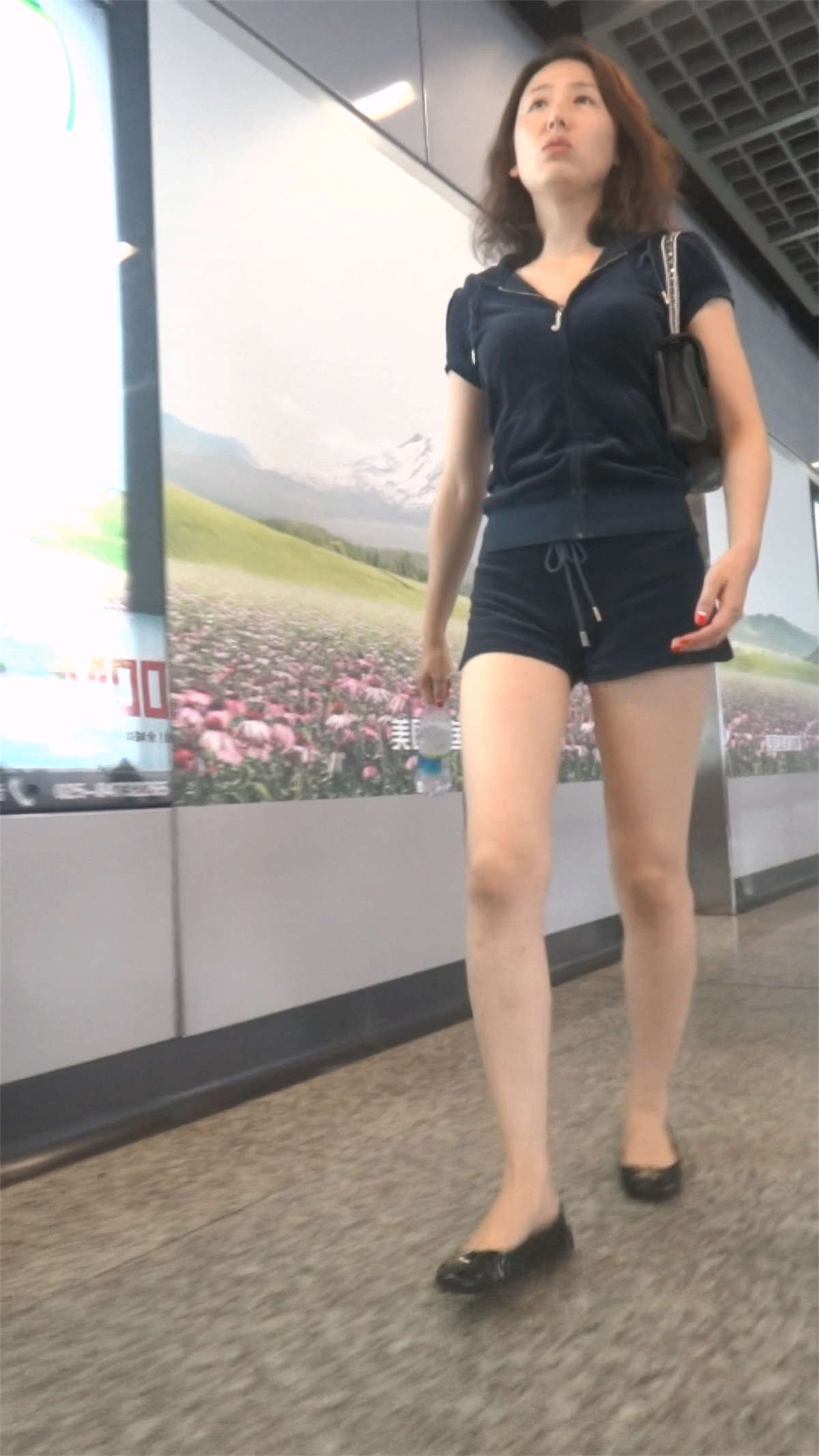 美丽的大白腿-日更街拍