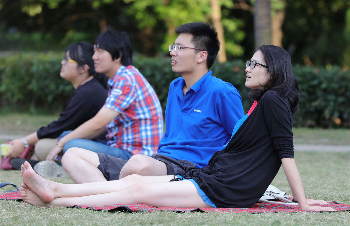 图片[2]-踏青公园街拍系列No.1080 纯纯的女神大方露出一双无瑕玉足让人无法抗拒 第2套-日更街拍