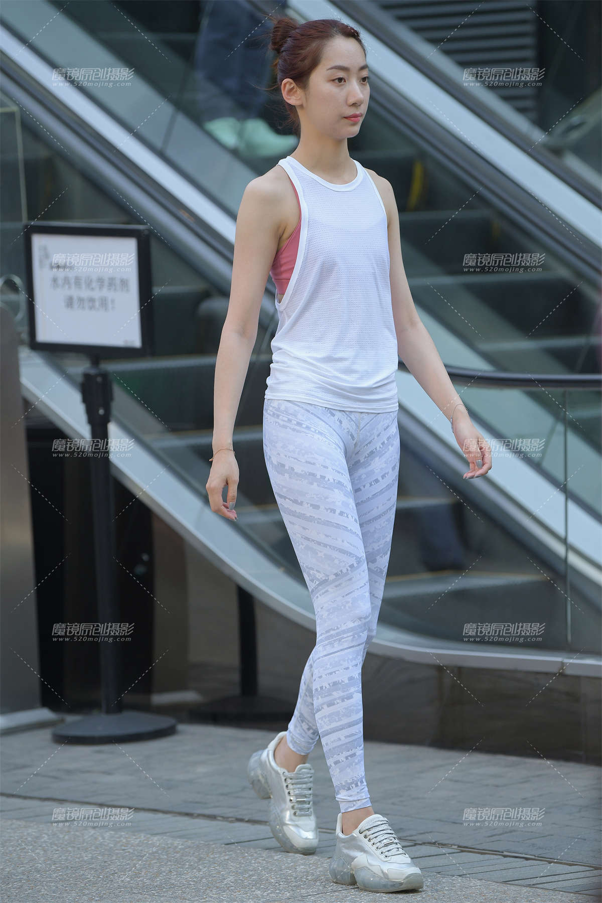 【街拍之魂赛帖】清纯翘臀白色紧身-日更街拍