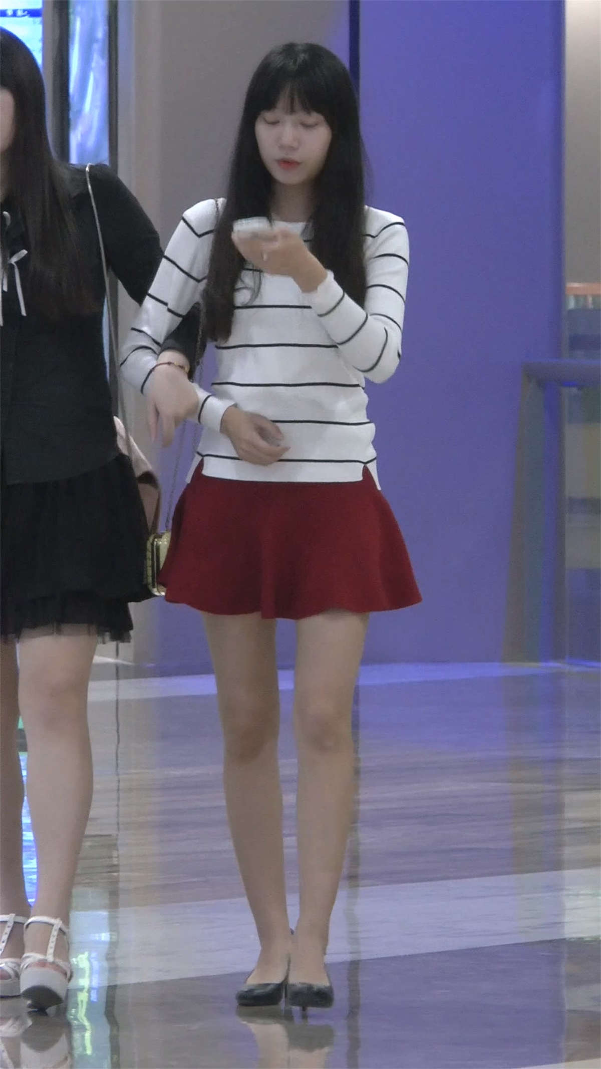 图片[2]-红色短裙美腿少女-日更街拍