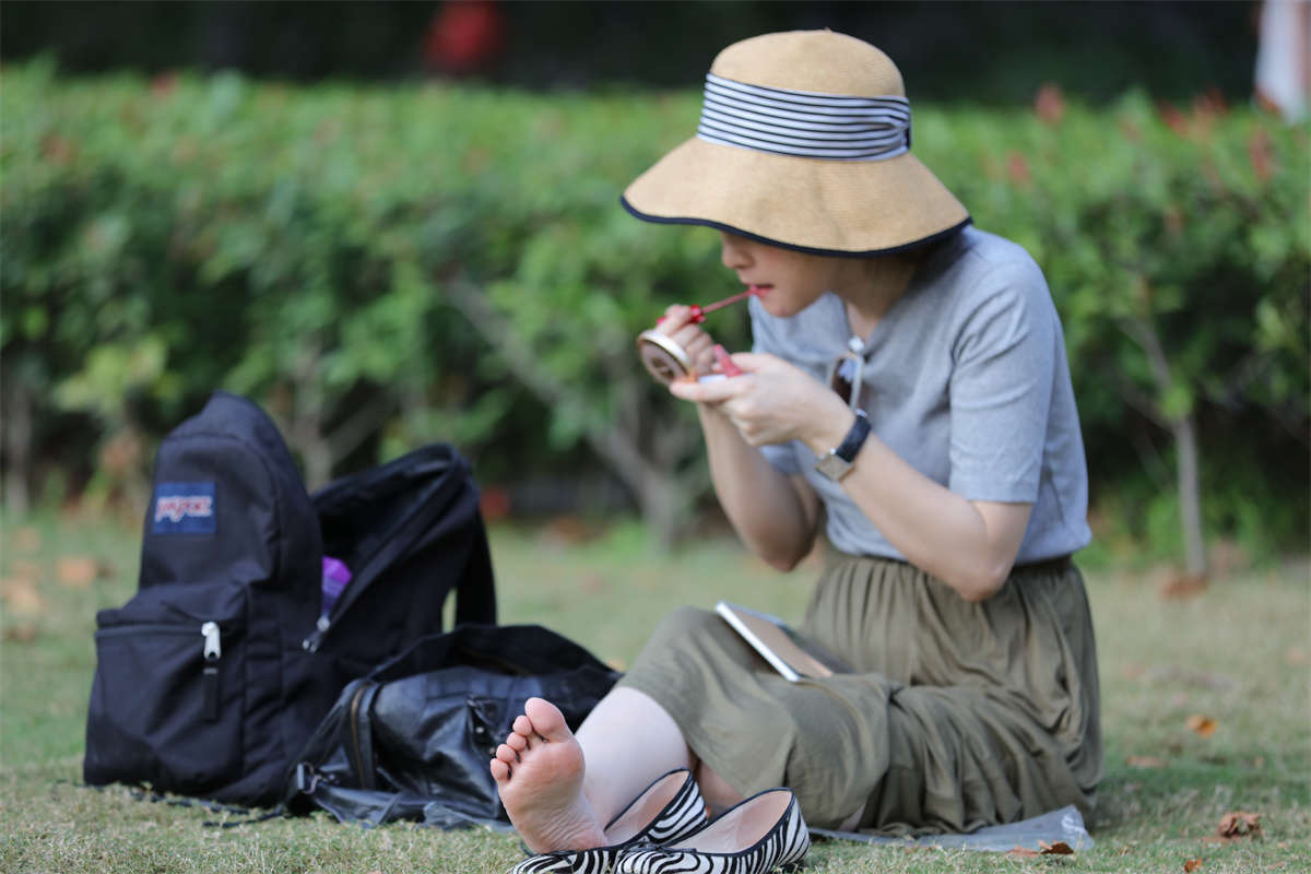 图片[2]-踏青公园街拍系列No.1273 俊俏姑娘对镜自赏，白嫩的小脚很配她的可爱脸蛋-日更街拍