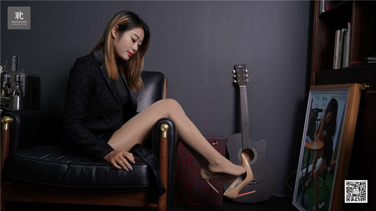 IESS异思趣向 普惠集186 小鲭 顺滑的旗袍和亮丝马油袜-日更街拍