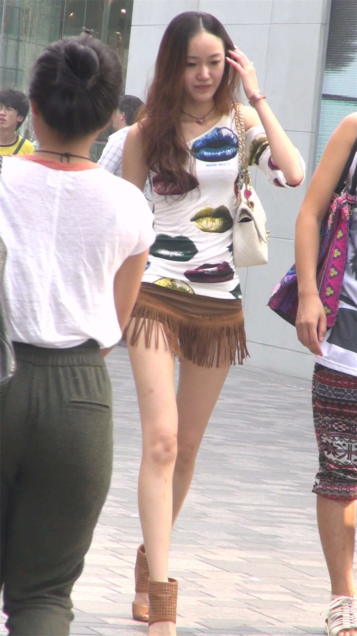 图片[2]-长腿短裤美女-日更街拍