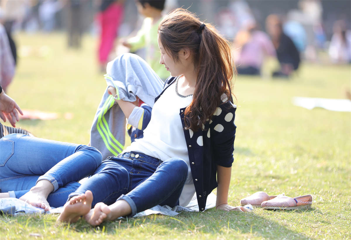 图片[2]-踏青公园街拍系列No.1081 绝对高分的女孩修长幼滑足底-日更街拍