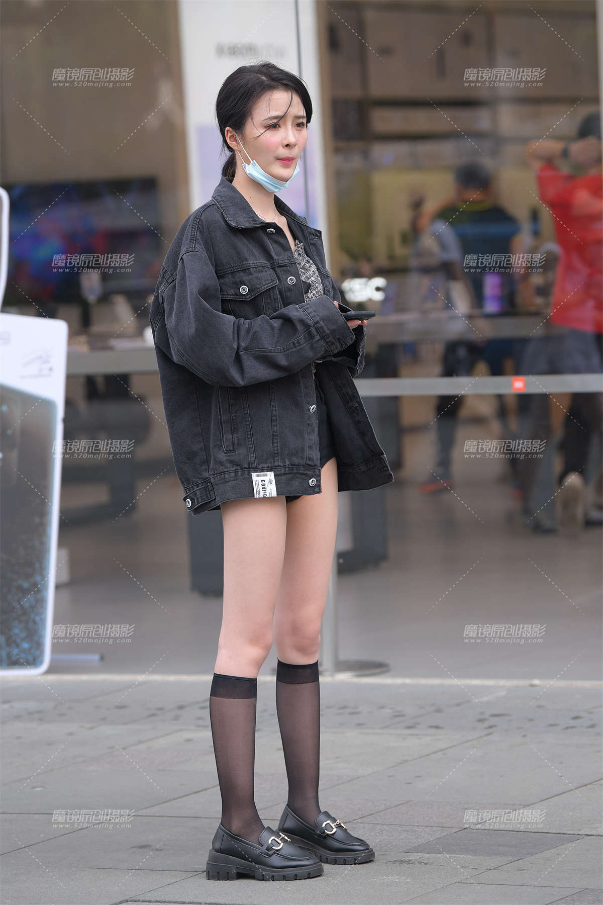 纤细大长腿，超短热裤女生-日更街拍