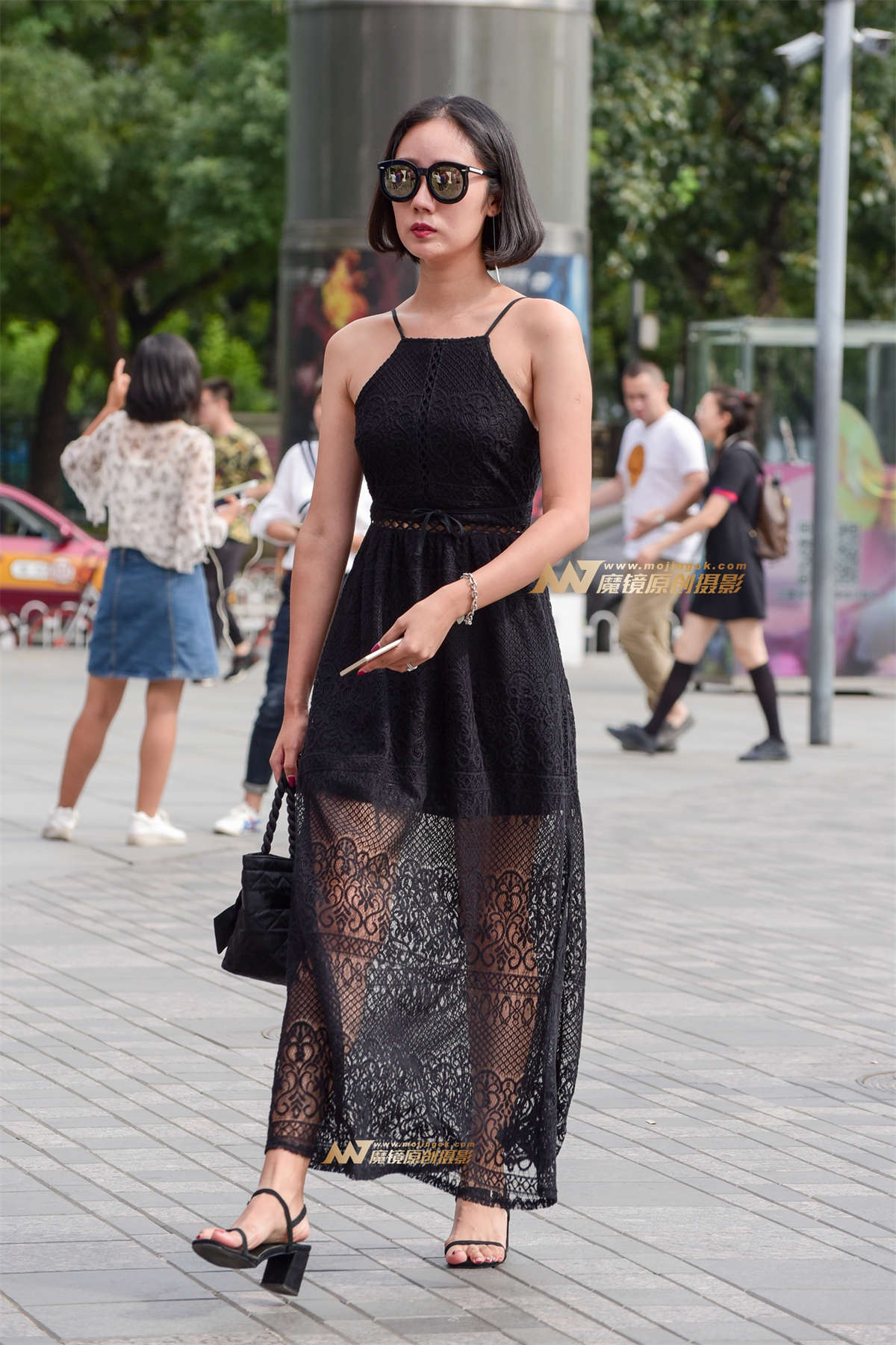 真空吊带裸背裙女郎-日更街拍