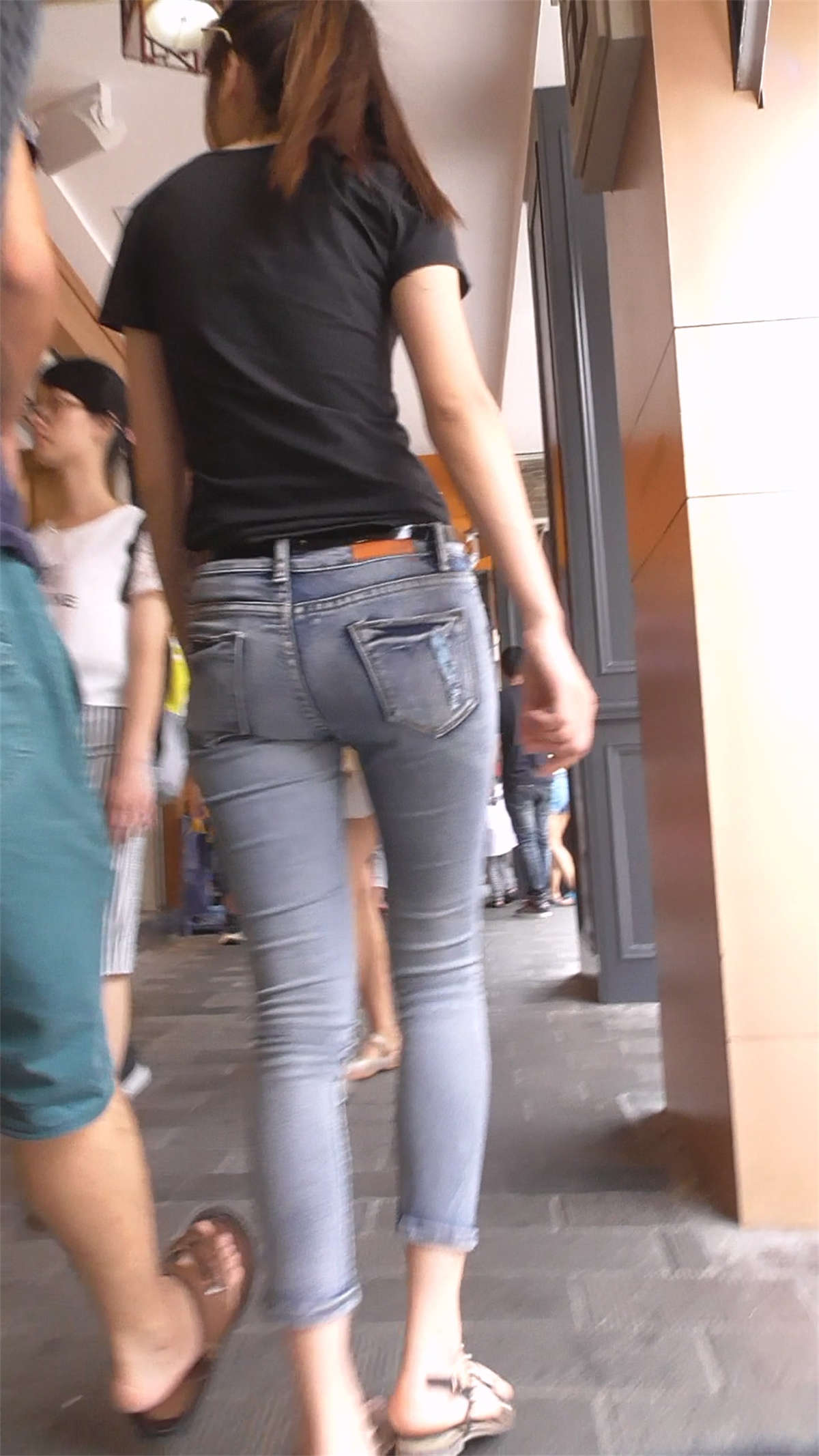 图片[2]-紧翘灰牛美少妇-日更街拍