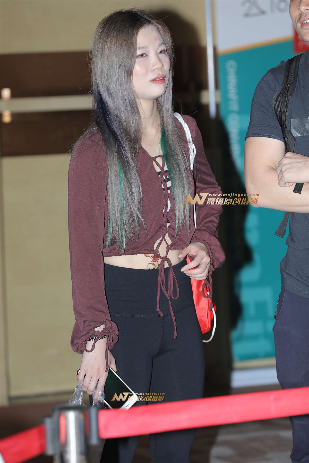 【视觉冲击赛帖】性感 白嫩肌肤 健美裤美眉-日更街拍