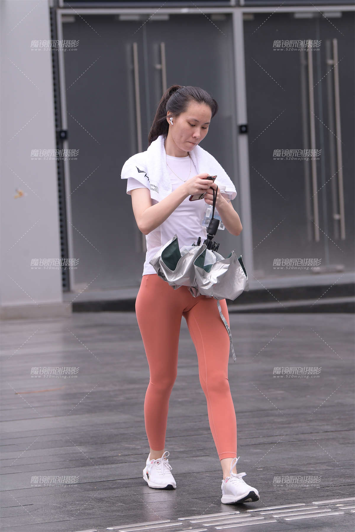 魅力粉红紧身裤-日更街拍