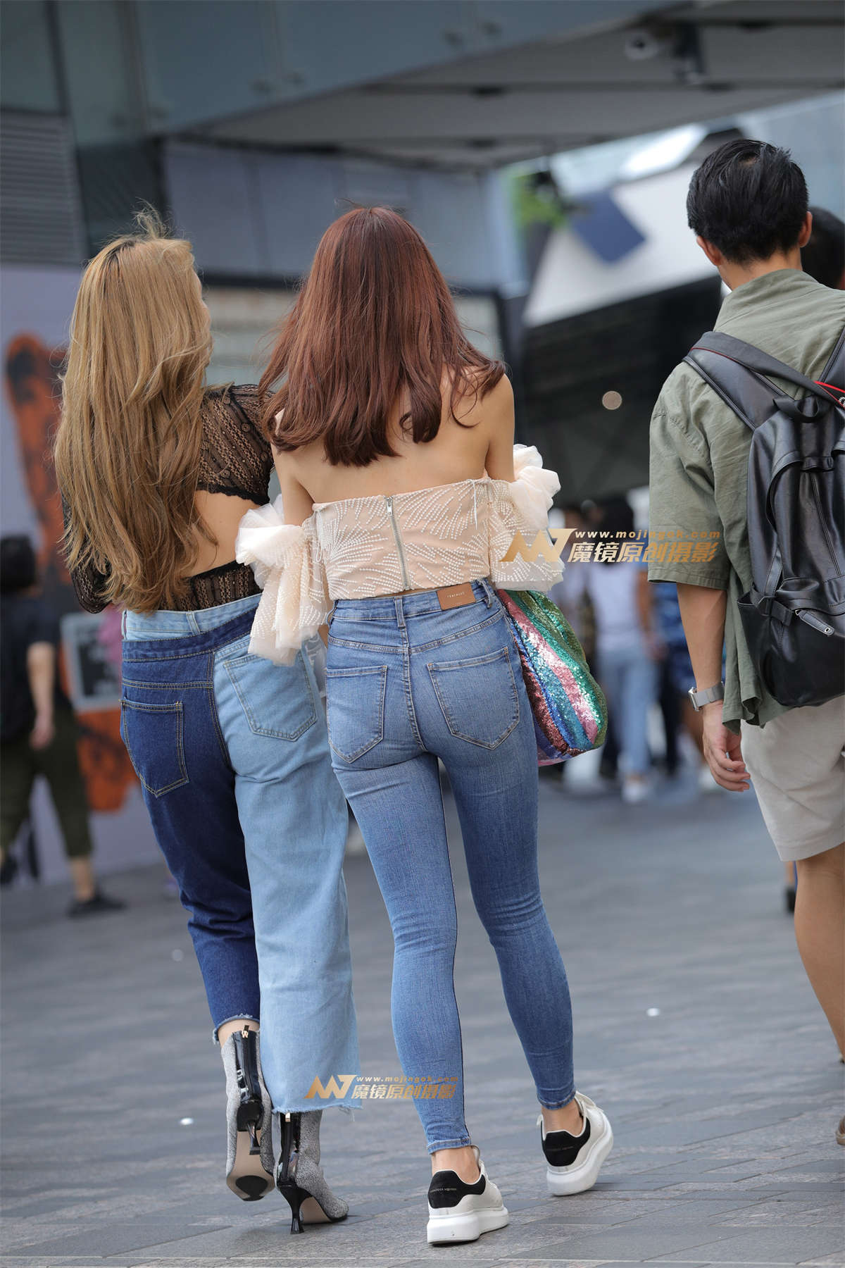 图片[2]-【视觉冲击赛帖】俩闺蜜，更偏爱紧牛小姐姐-日更街拍