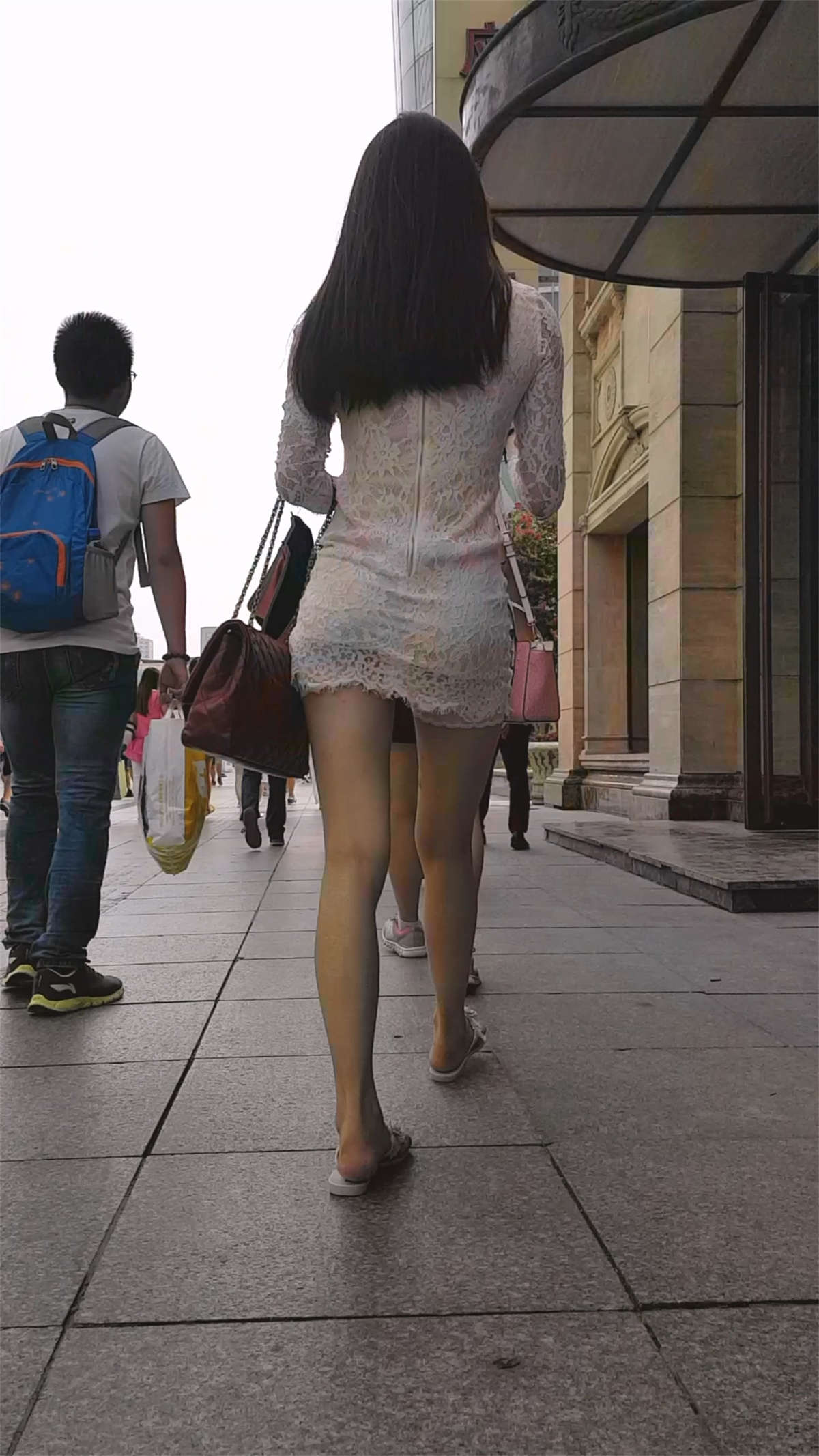时尚前沿的包臀美女真实好性感-日更街拍