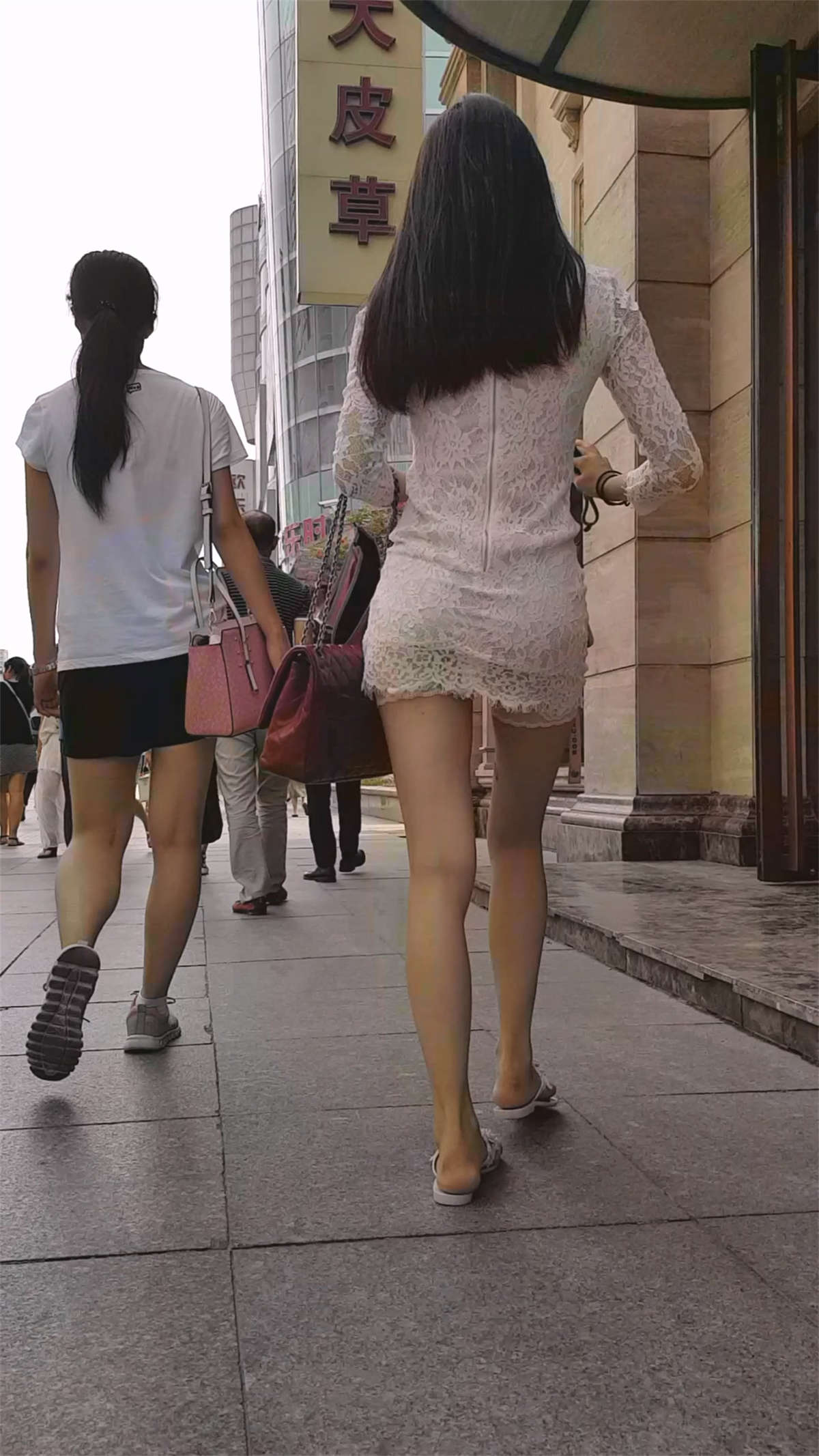 图片[2]-时尚前沿的包臀美女真实好性感-日更街拍