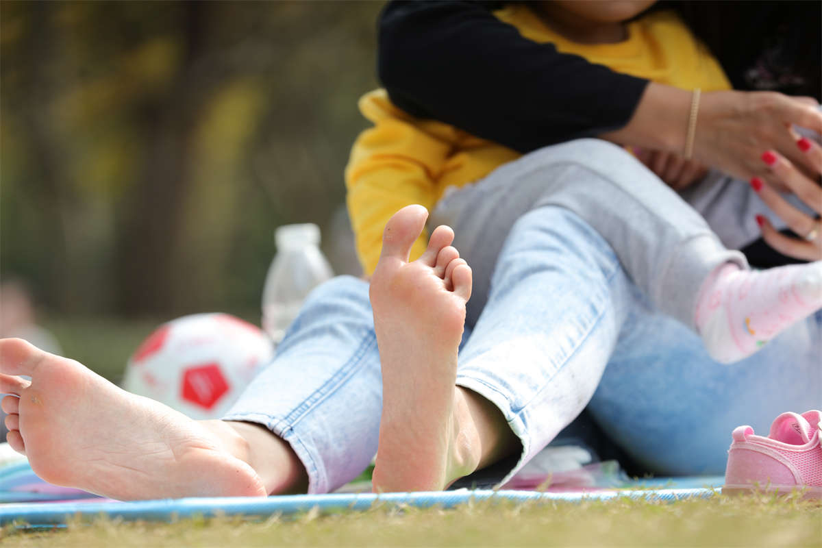 图片[2]-踏青公园街拍系列No.1082 美丽少妇一双细长玉足的性感度爆棚 第3套-日更街拍