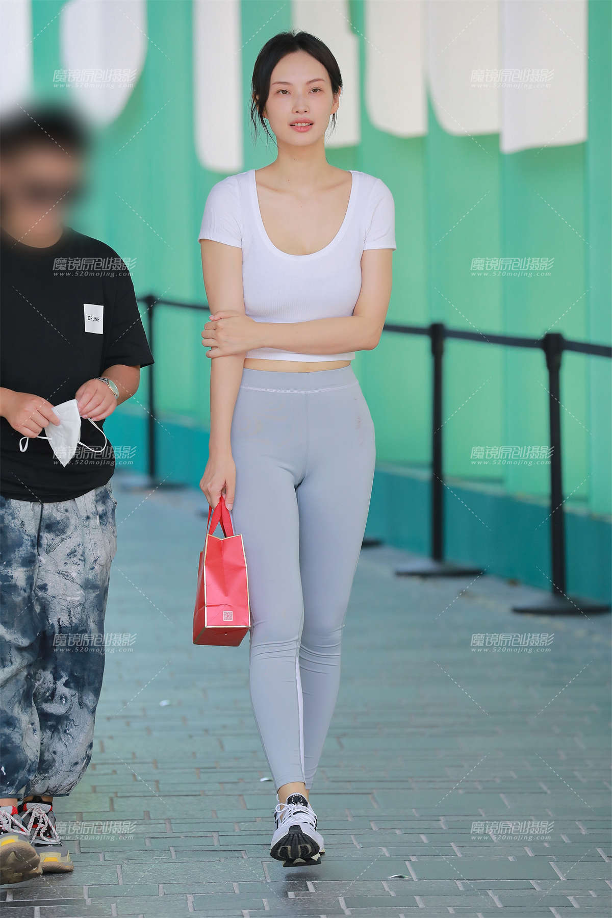 【玻璃街拍】灰色瑜伽裤美眉-日更街拍