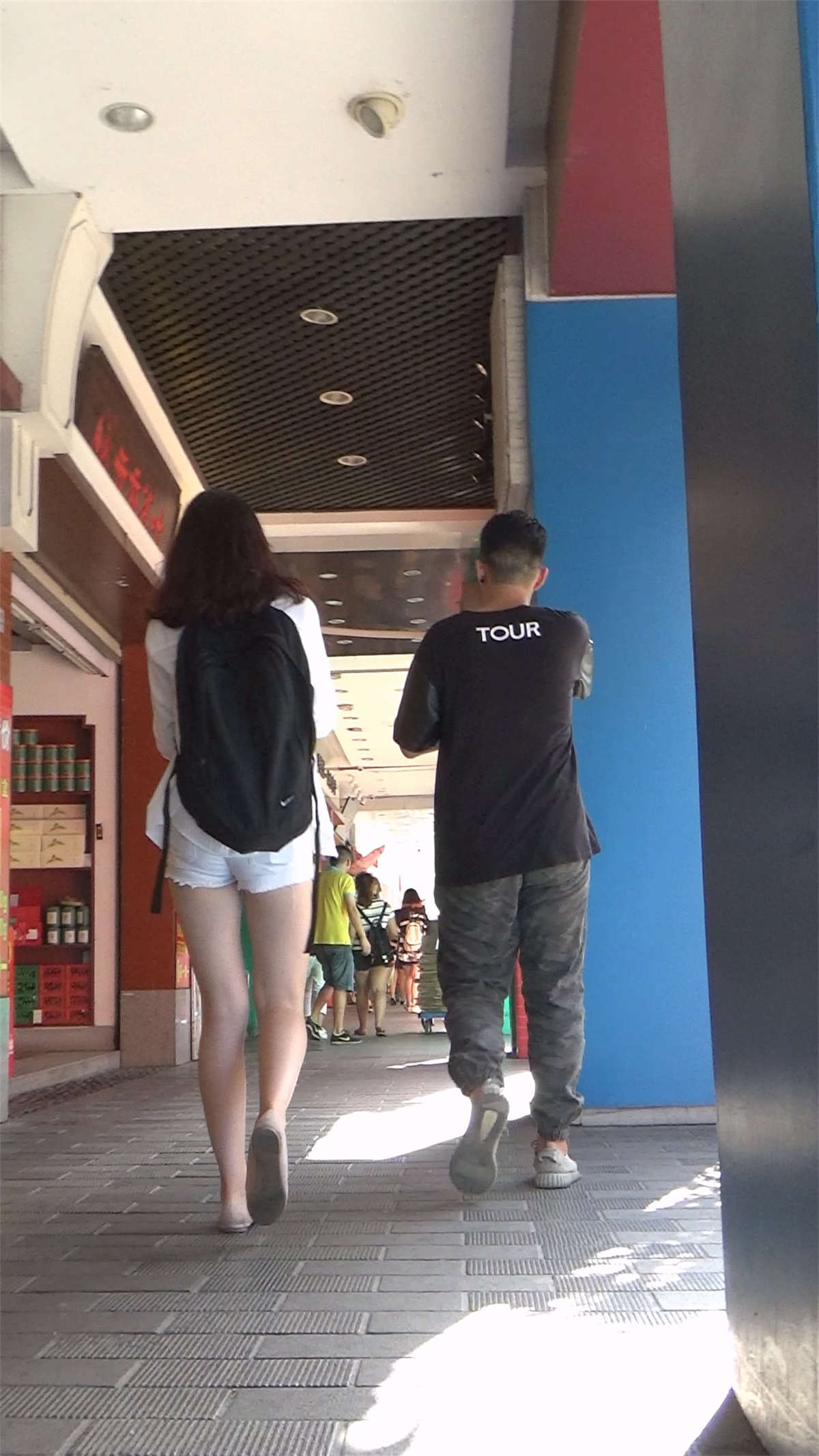 图片[2]-买东西的极品大白腿大学生MM-日更街拍