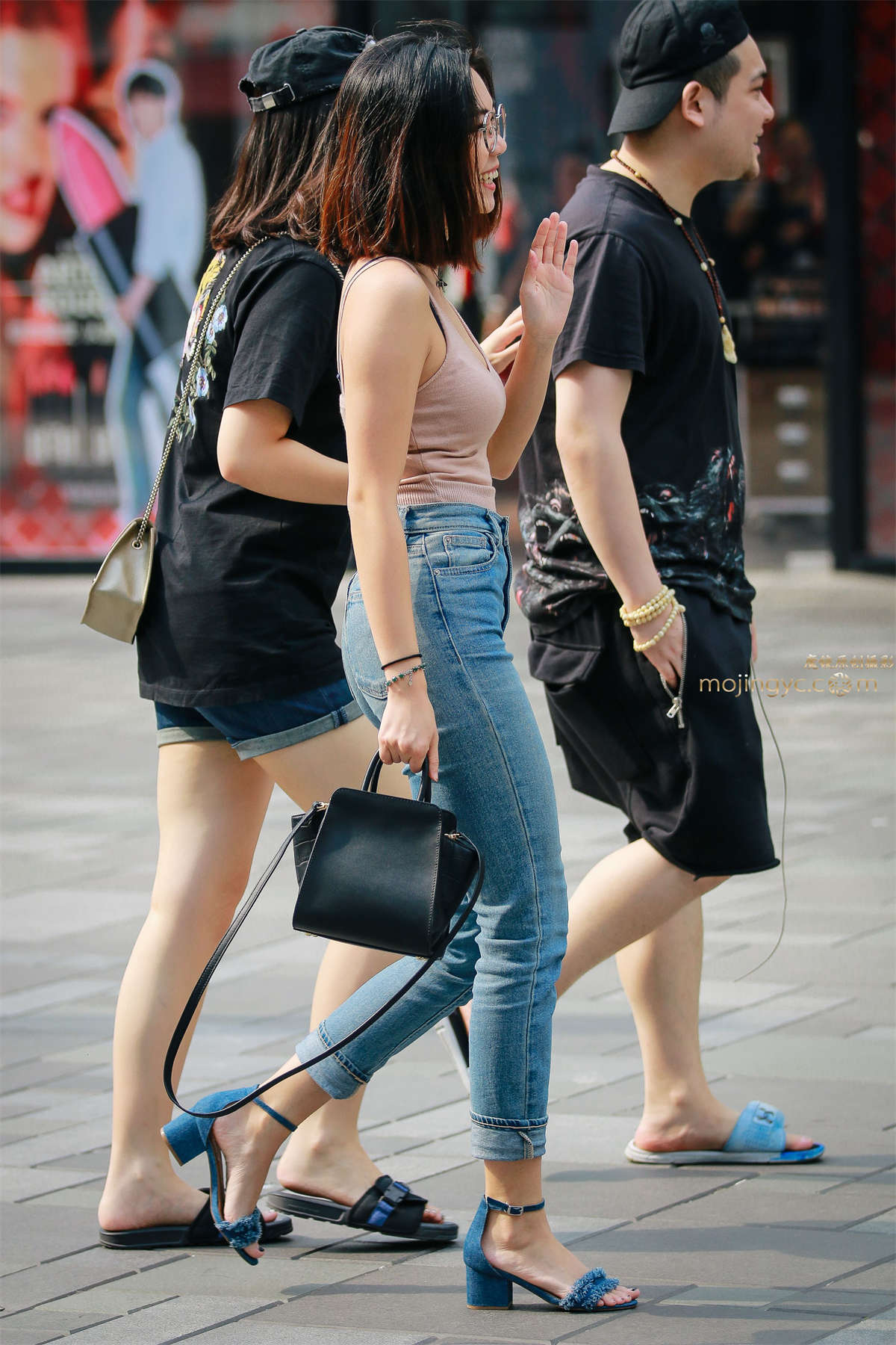 图片[2]-可爱女生的牛仔翘臀-日更街拍