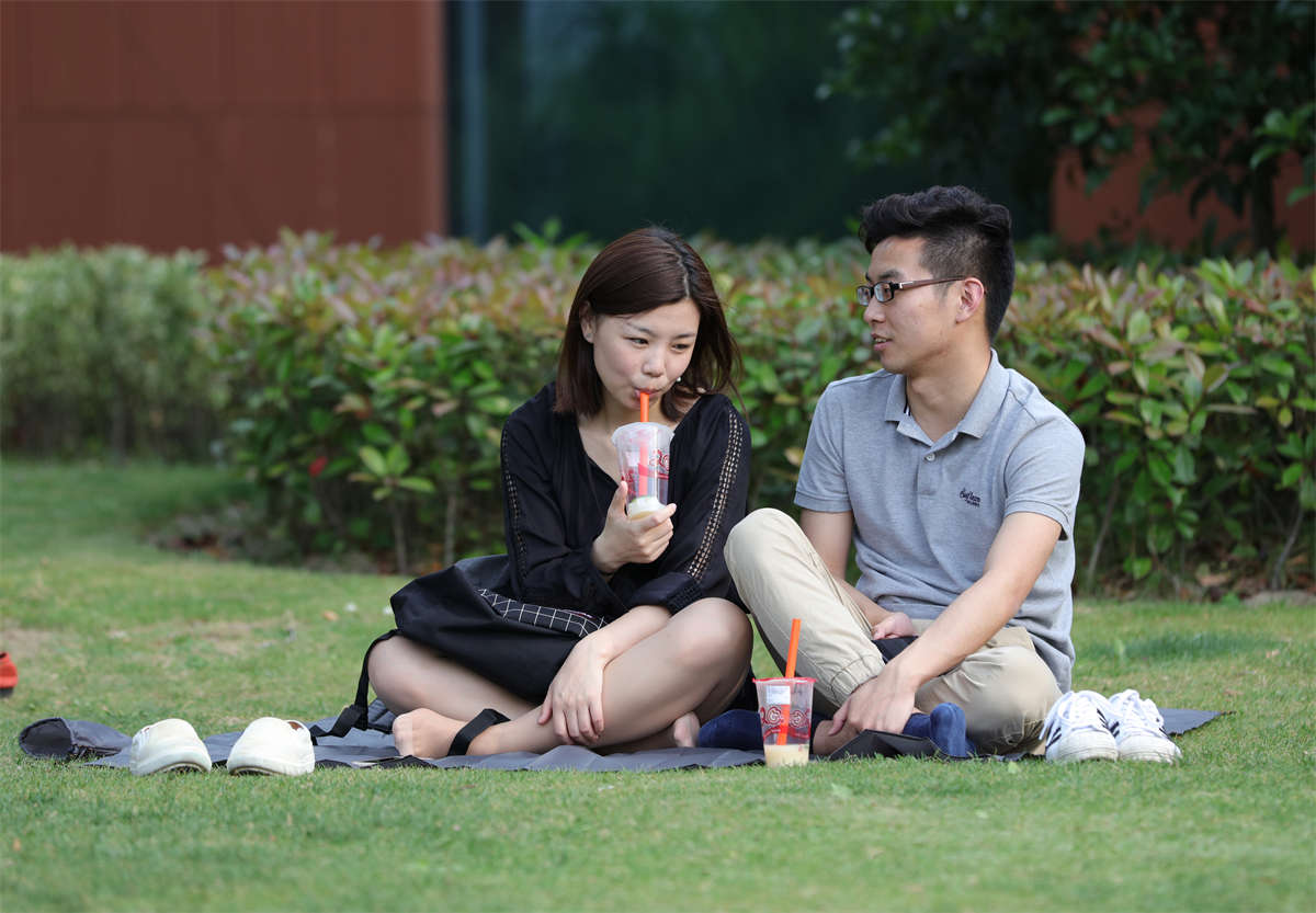 图片[2]-踏青公园街拍系列No.1275 国产长丝女孩，就算躺倒也典雅含蓄的多-日更街拍