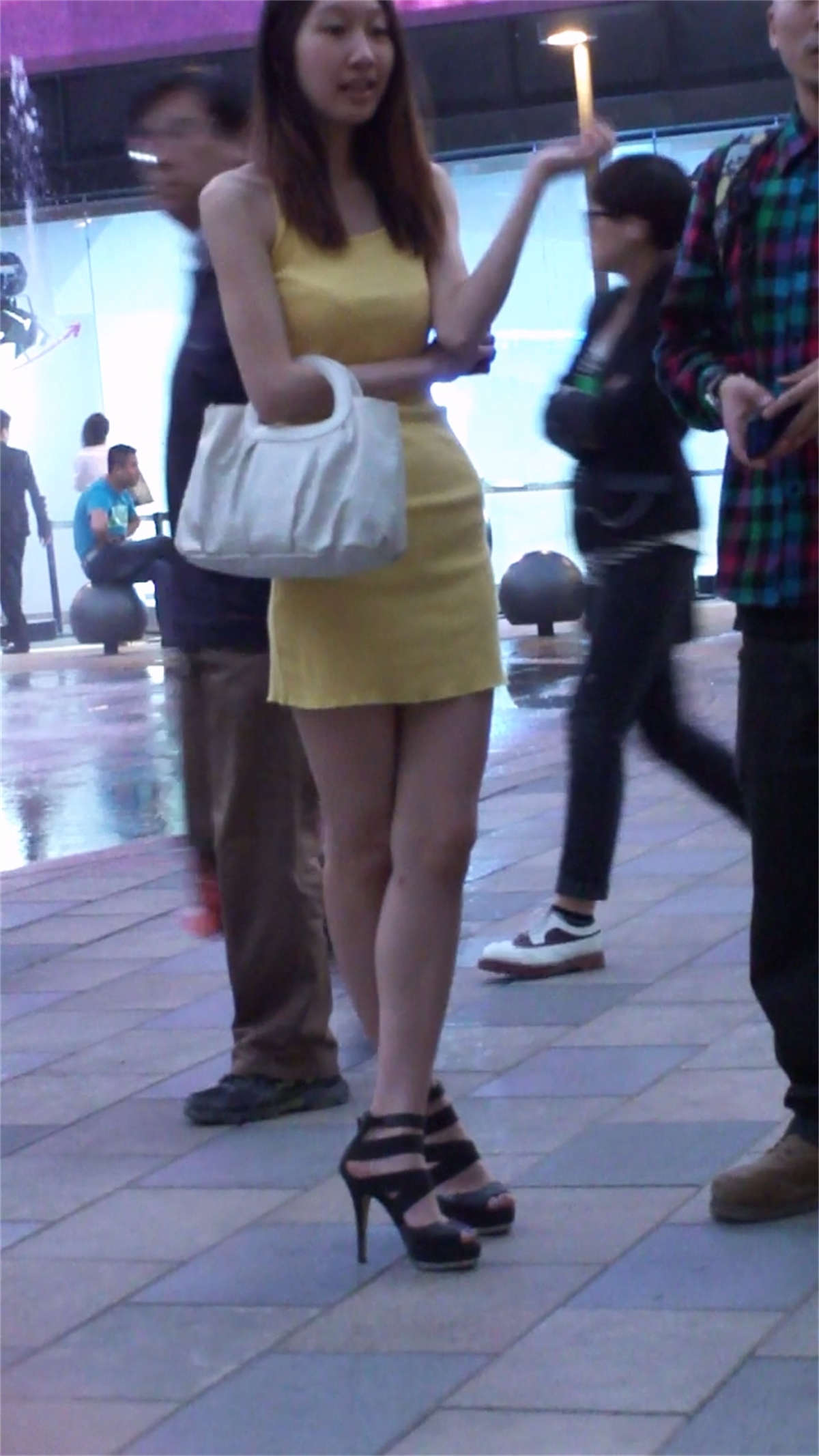 图片[2]-黄色包臀短裙不一样的诱惑-日更街拍
