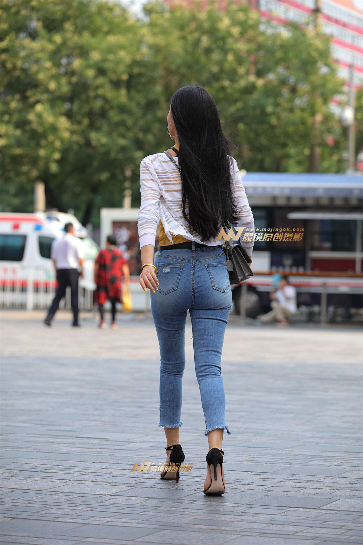 图片[2]-【视觉冲击赛帖】烈日炎炎，紧牛美女也怕晒-日更街拍