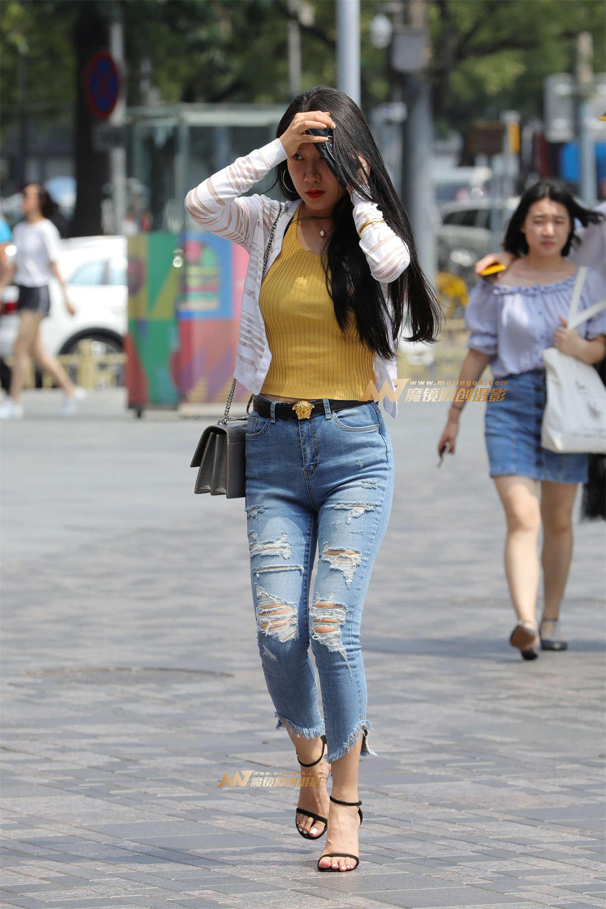 【视觉冲击赛帖】烈日炎炎，紧牛美女也怕晒-日更街拍