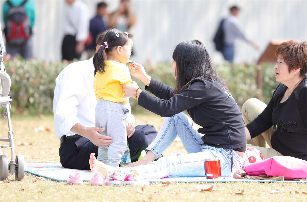 踏青公园街拍系列No.1083 美丽少妇一双细长玉足的性感度爆棚 第2套-日更街拍