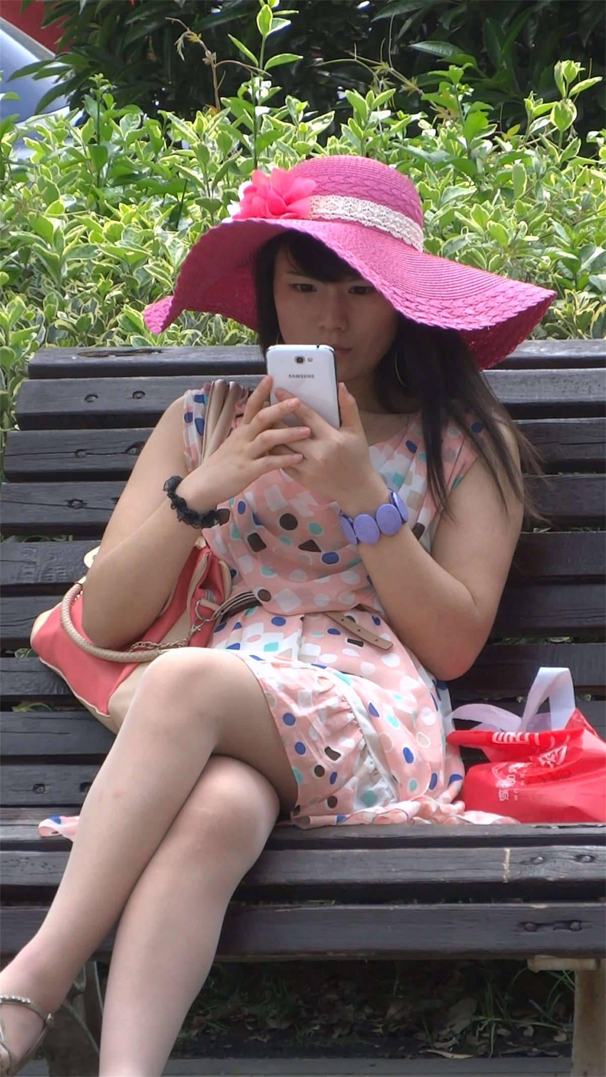 图片[2]-坐在凳子上的极品肉丝高跟少妇-日更街拍