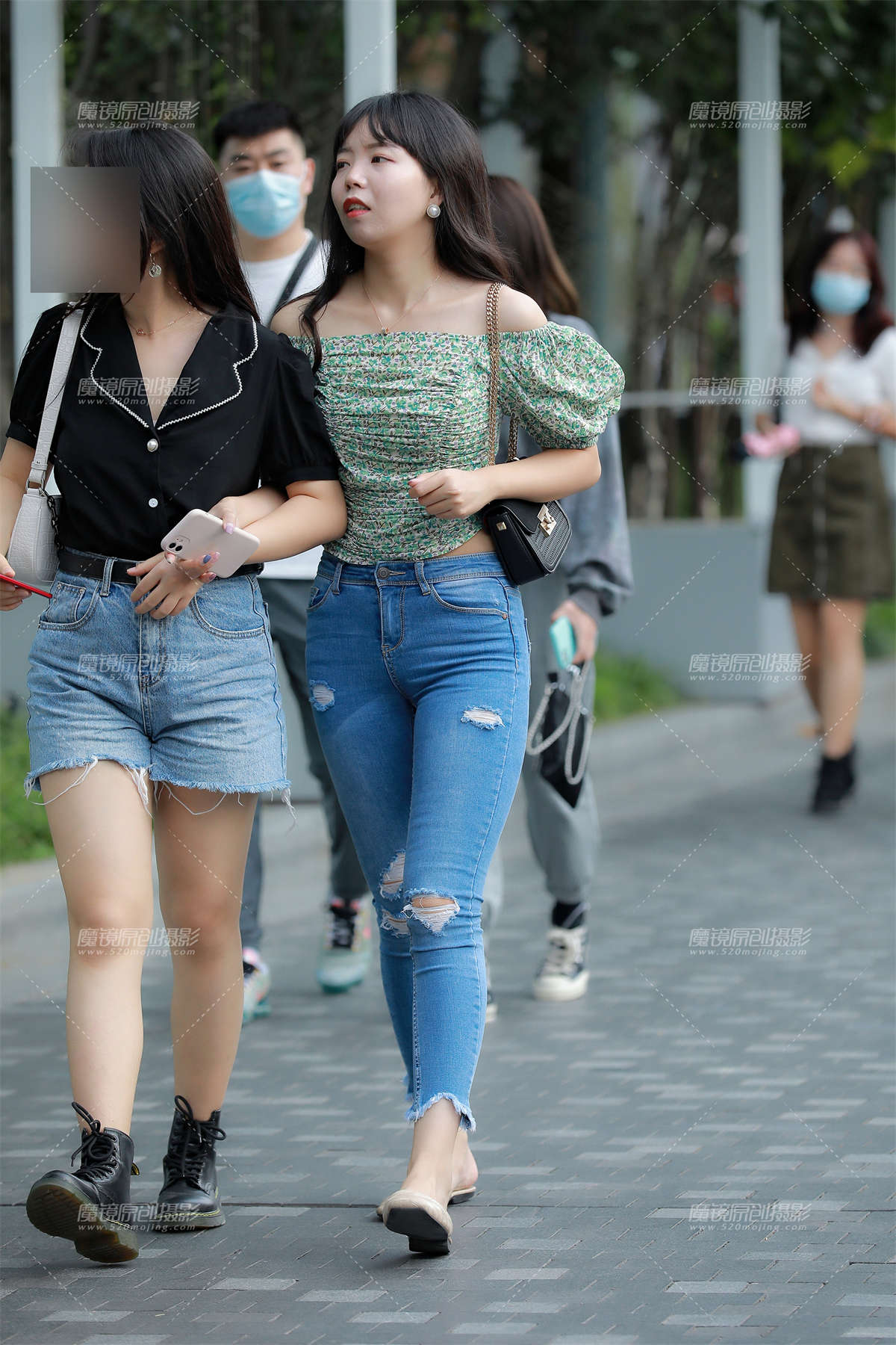 图片[2]-【玻璃街拍】蓝色牛仔裤学妹-日更街拍