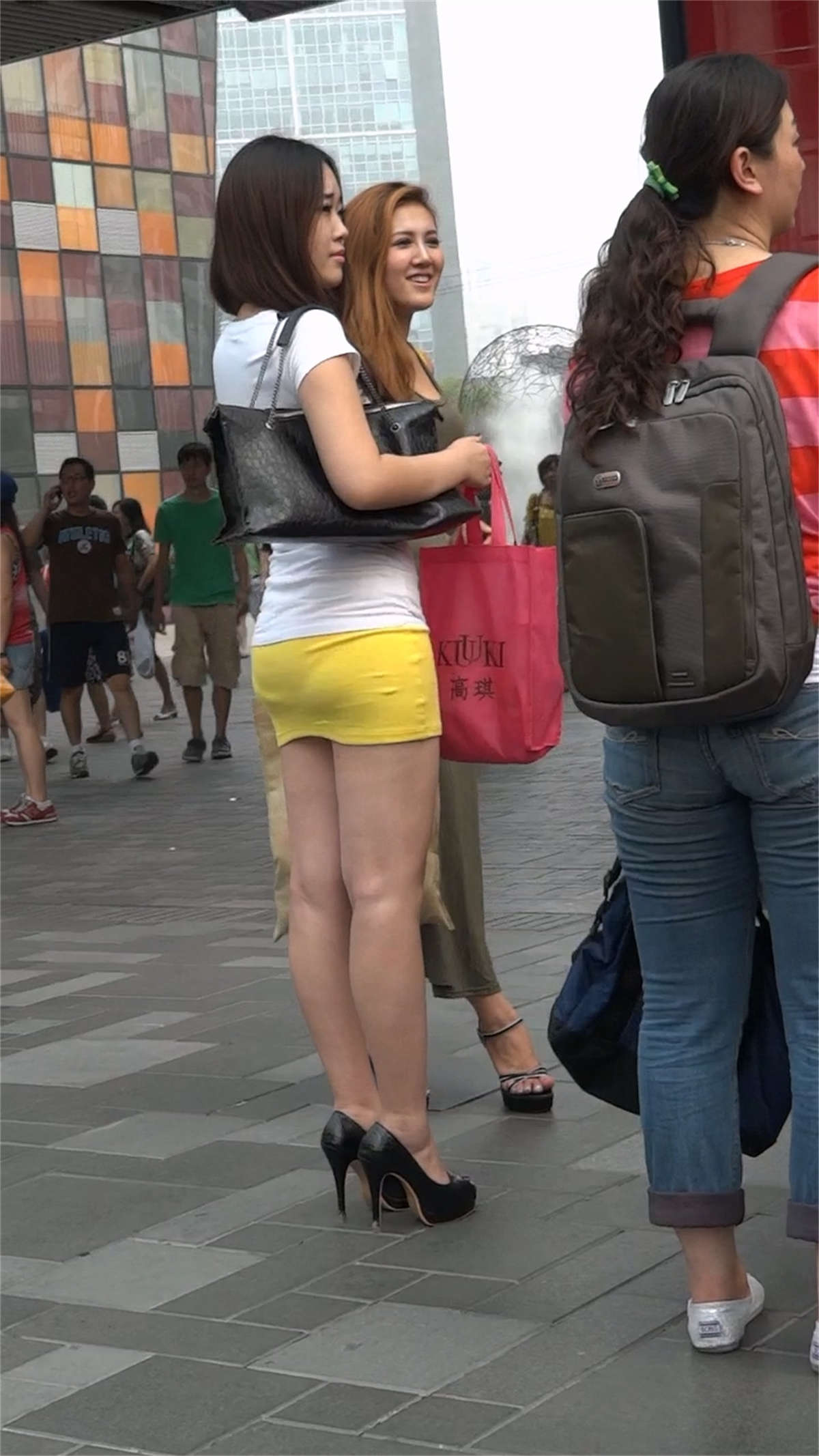 图片[2]-黄色紧身包臀短裙，紧致诱人的翘臀-日更街拍