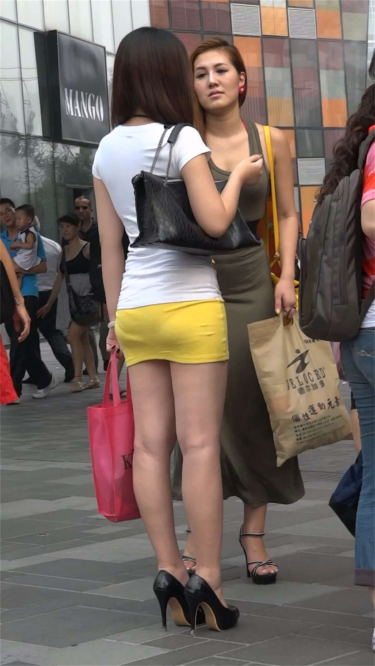 黄色紧身包臀短裙，紧致诱人的翘臀-日更街拍