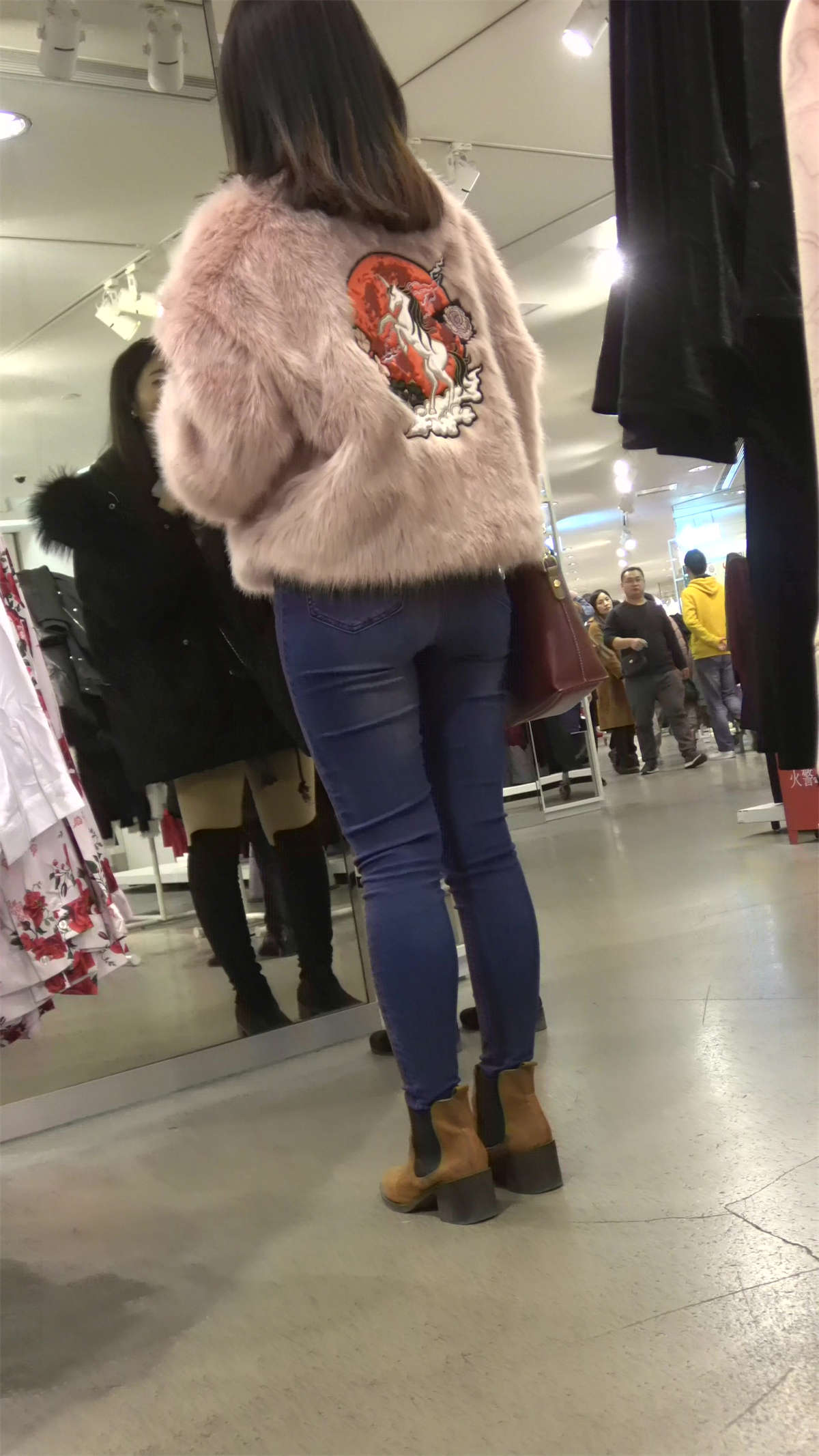 图片[2]-逛商场偶遇两位极品街拍紧身牛仔裤小姐姐-日更街拍