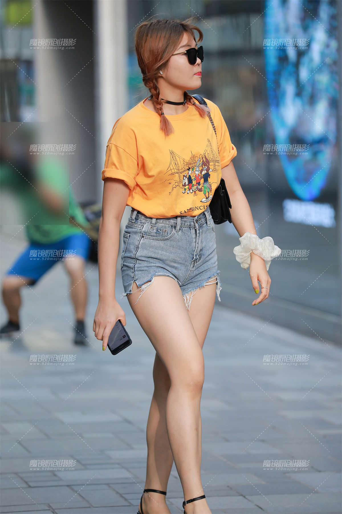 图片[2]-【玻璃街拍】热裤小妹-日更街拍