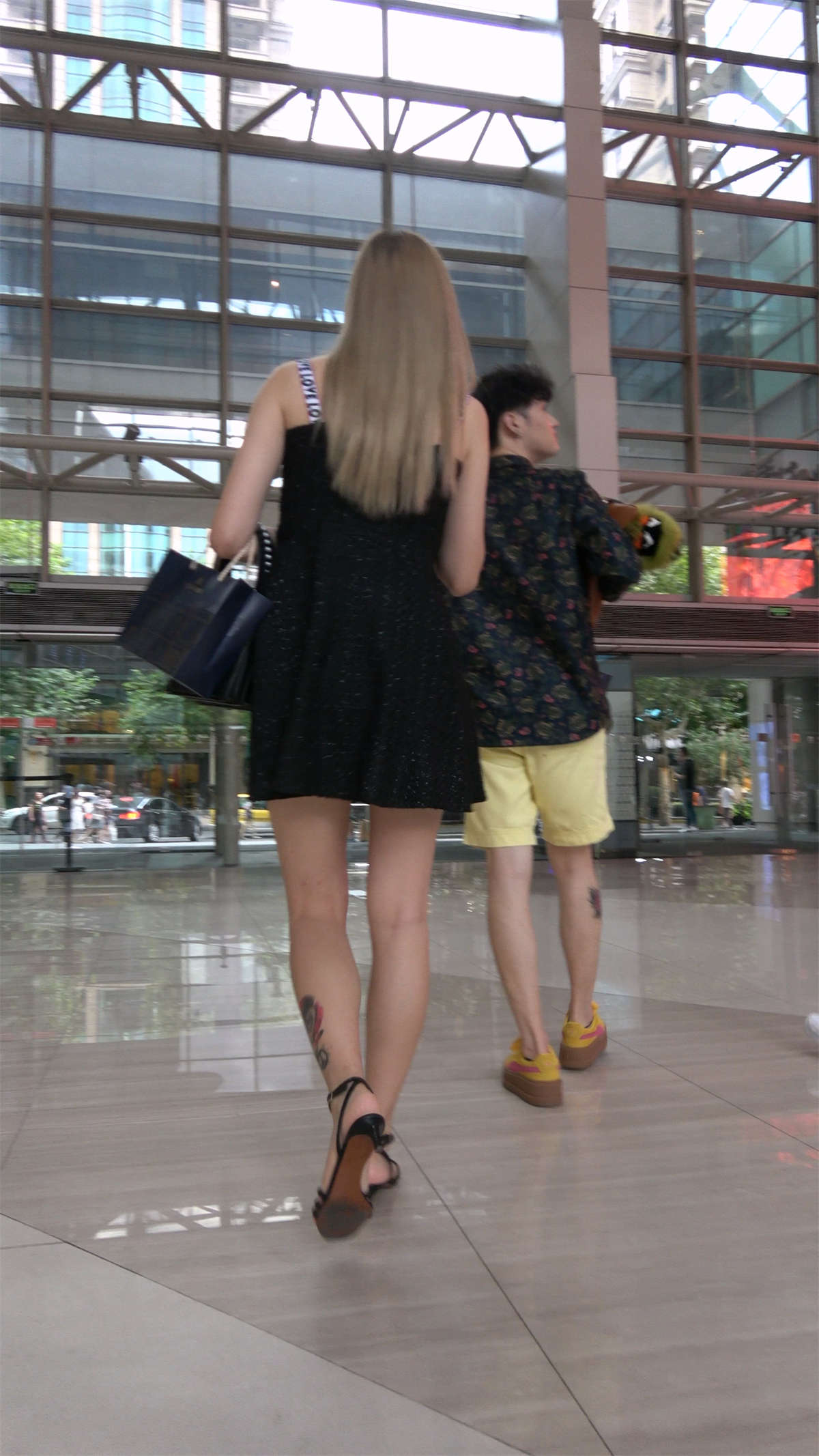 街拍两位抹胸连衣裙性感美腿姑娘-日更街拍