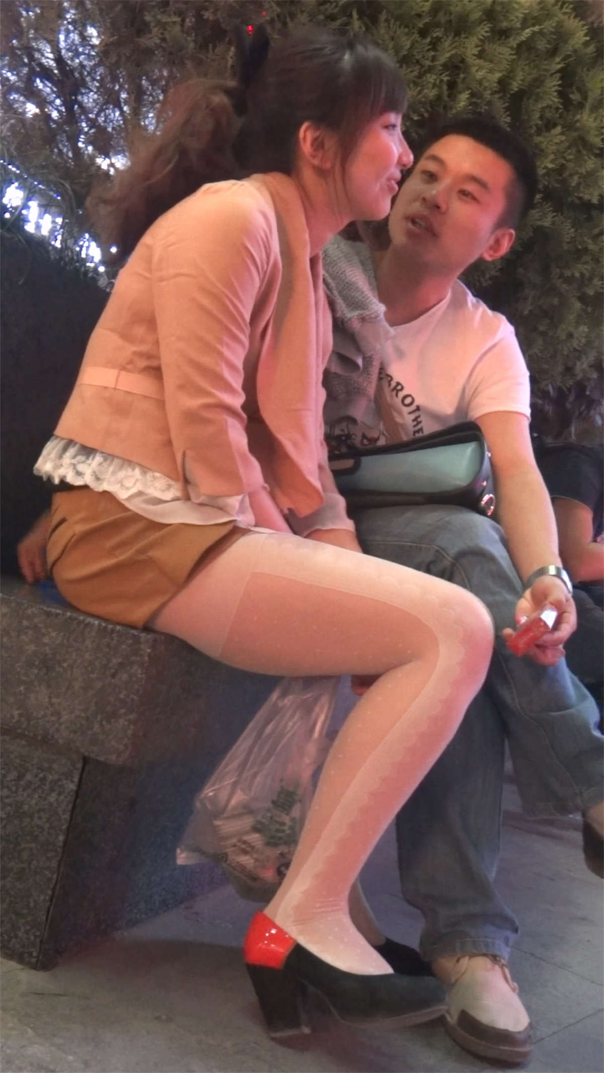和男友唧唧我我的女子-日更街拍