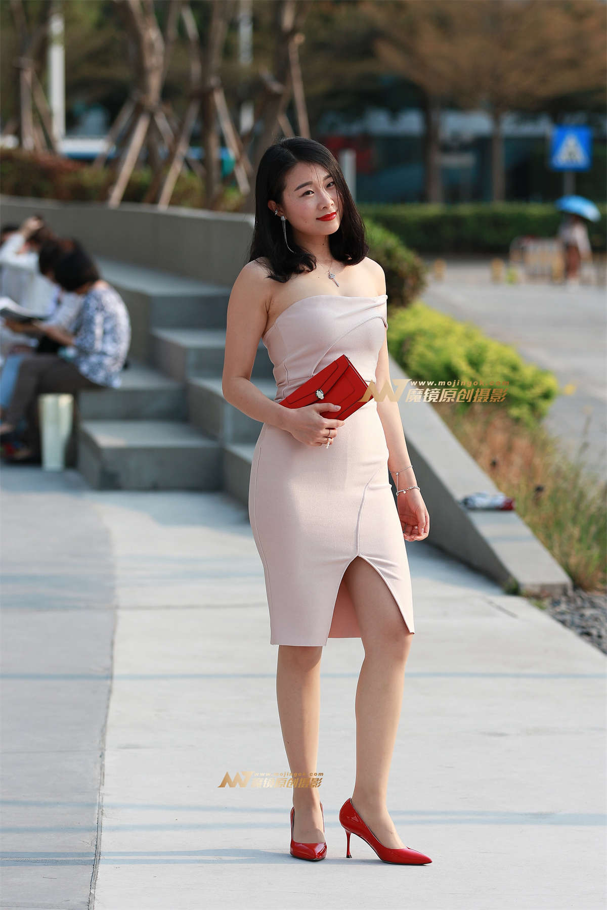 【视觉冲击赛帖】性感 低胸 包臀裙 高跟 丰韵的女人-日更街拍