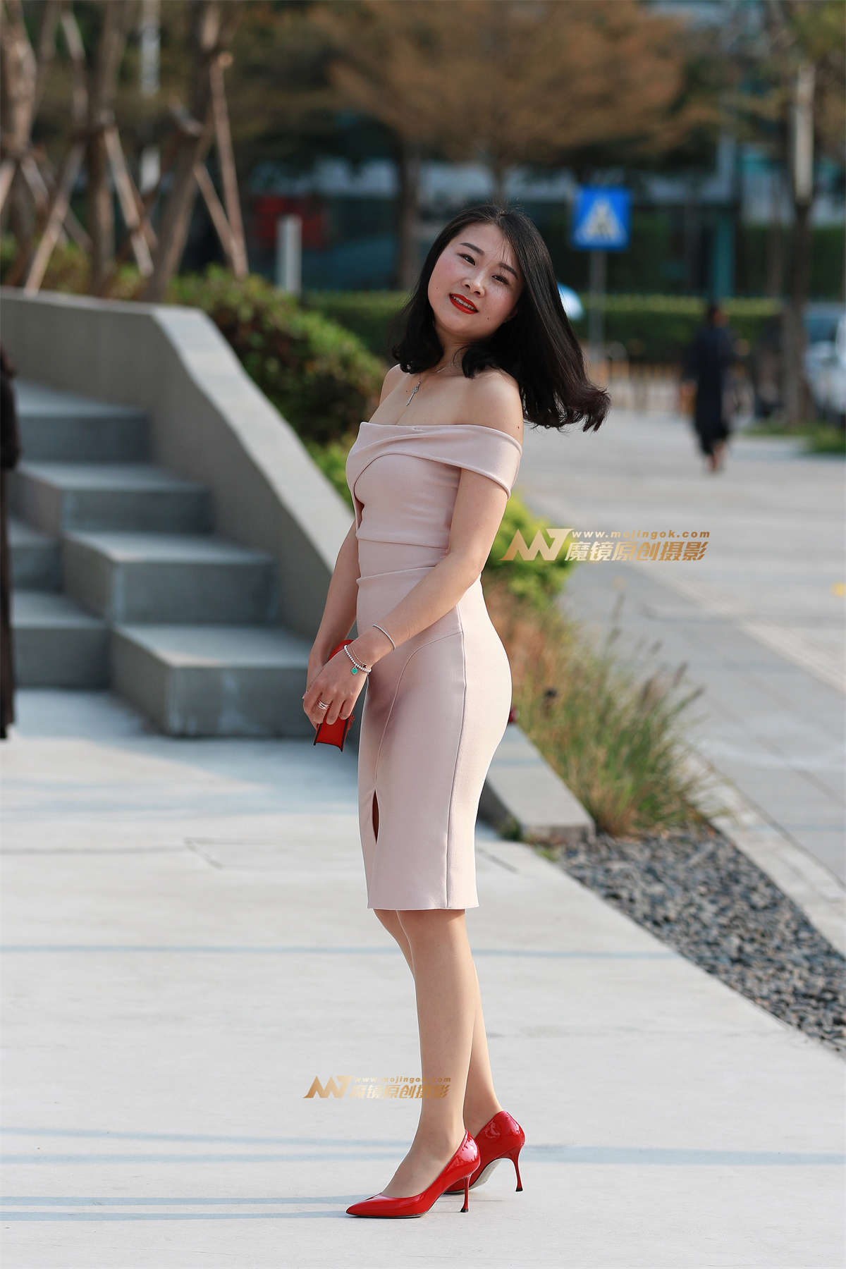 图片[2]-【视觉冲击赛帖】性感 低胸 包臀裙 高跟 丰韵的女人-日更街拍