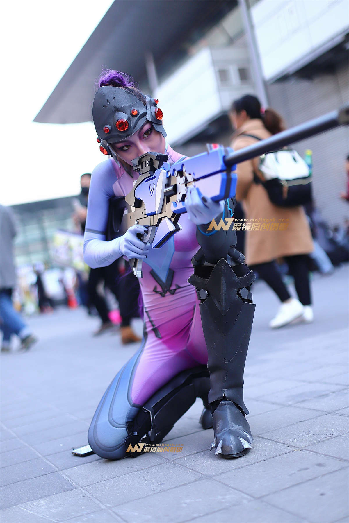 紫色紧身服持枪coser-日更街拍