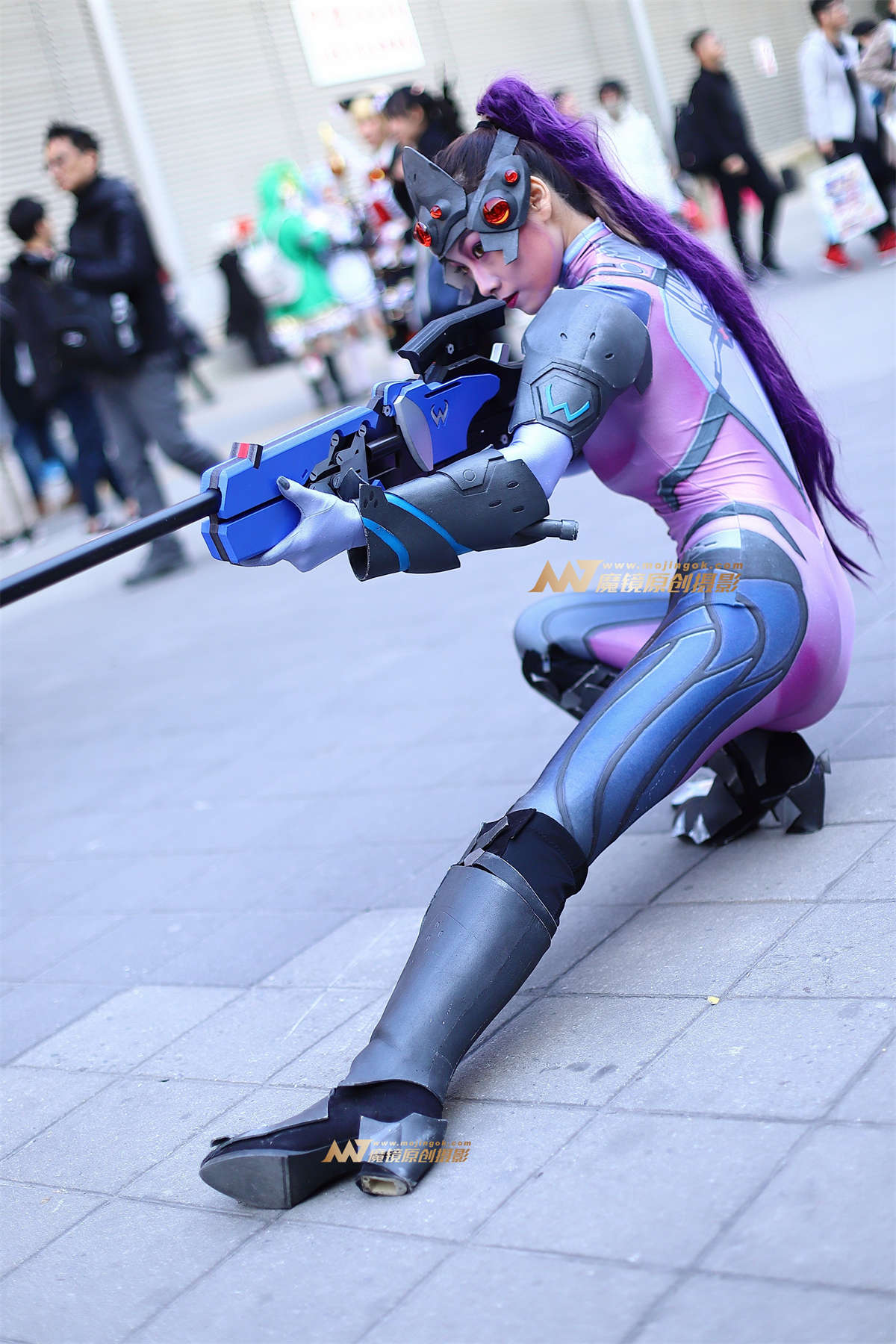 紫色紧身服持枪coser插图1
