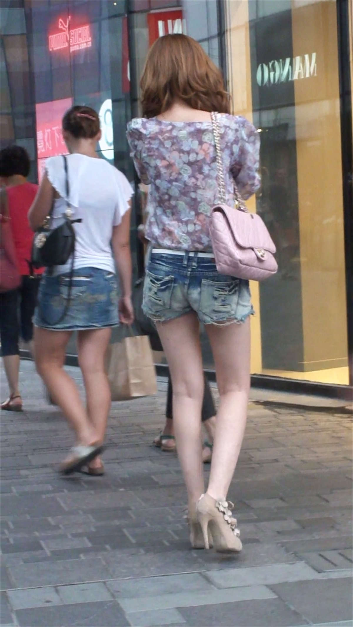 图片[2]-火辣性感超短牛仔裤高跟美腿-日更街拍