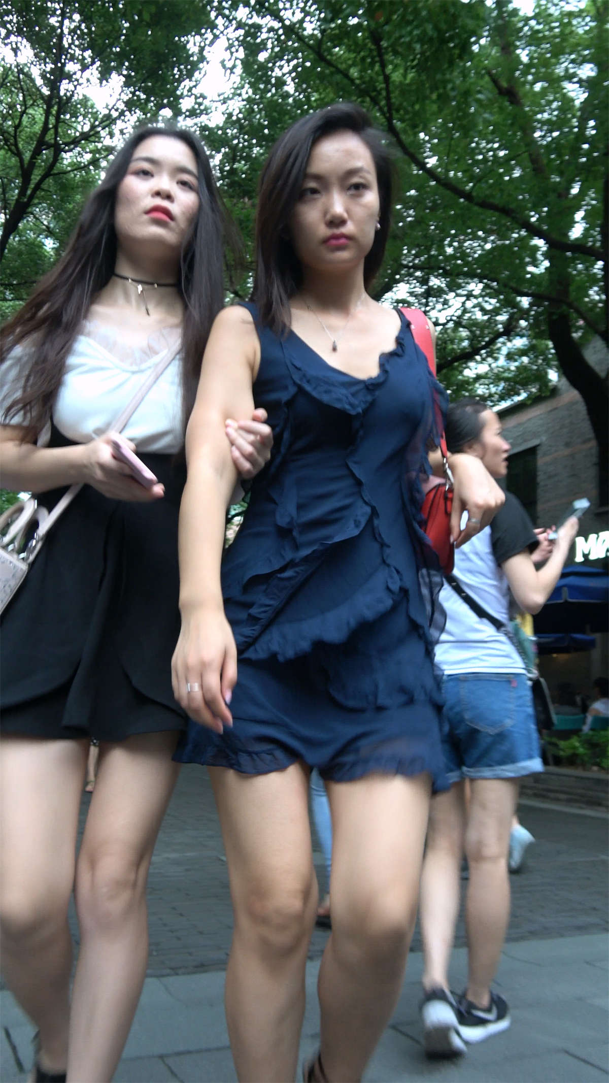 图片[2]-街拍深蓝色连衣裙美腿美女-日更街拍