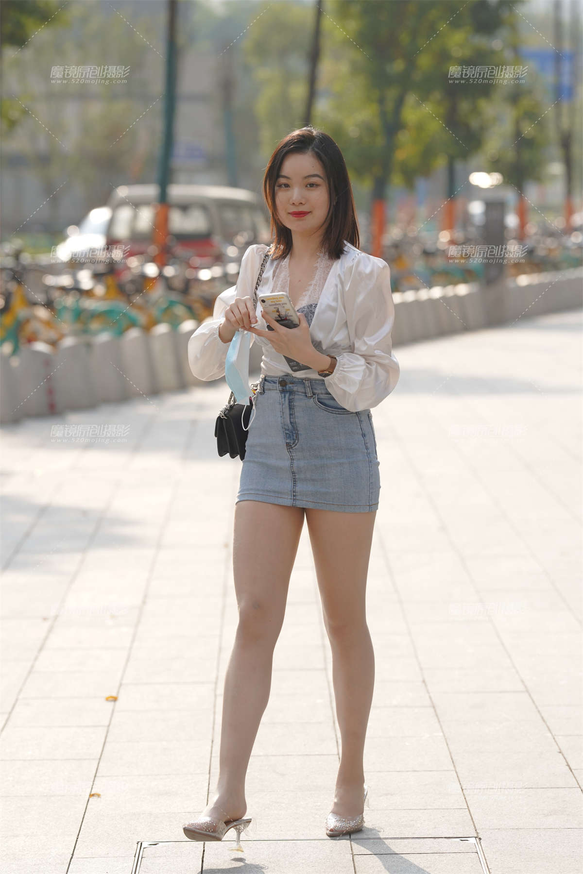 牛仔短裙肉丝美眉-日更街拍