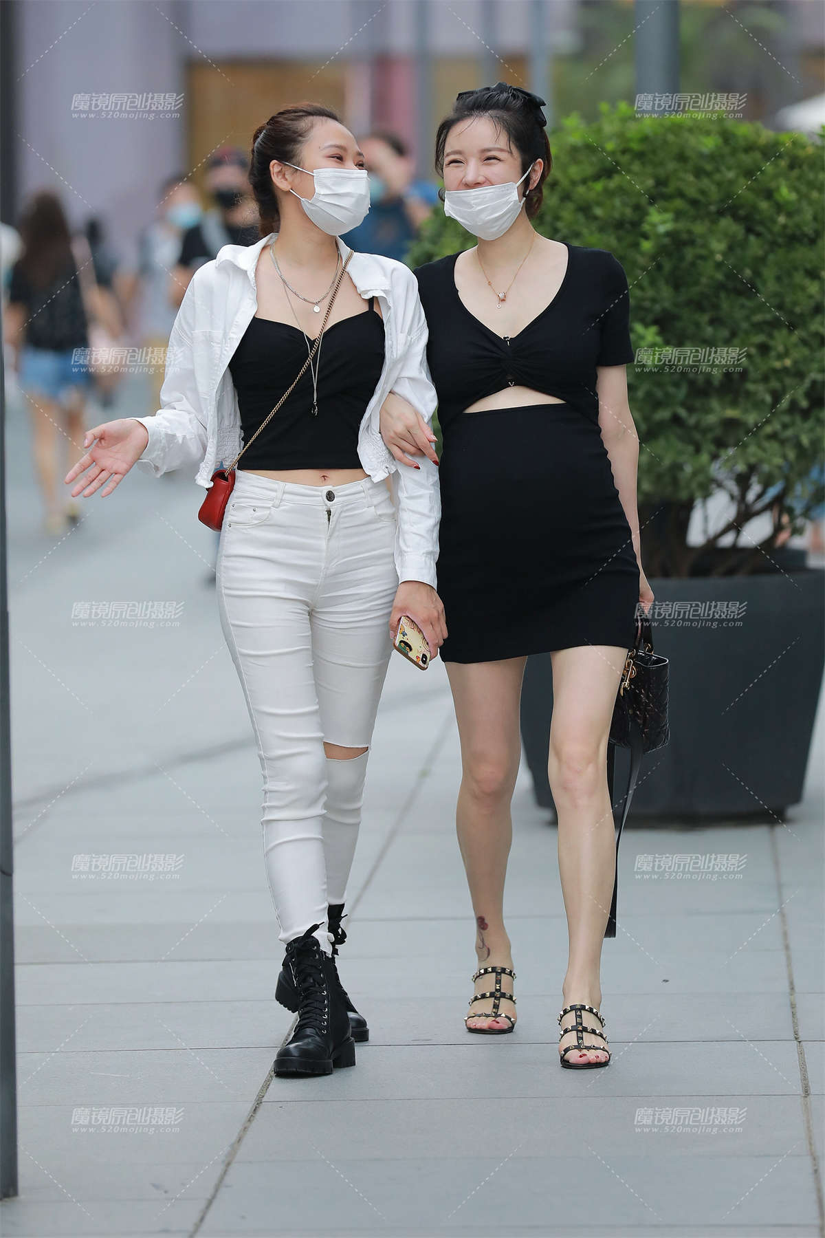 图片[2]-【玻璃街拍】闺蜜-日更街拍