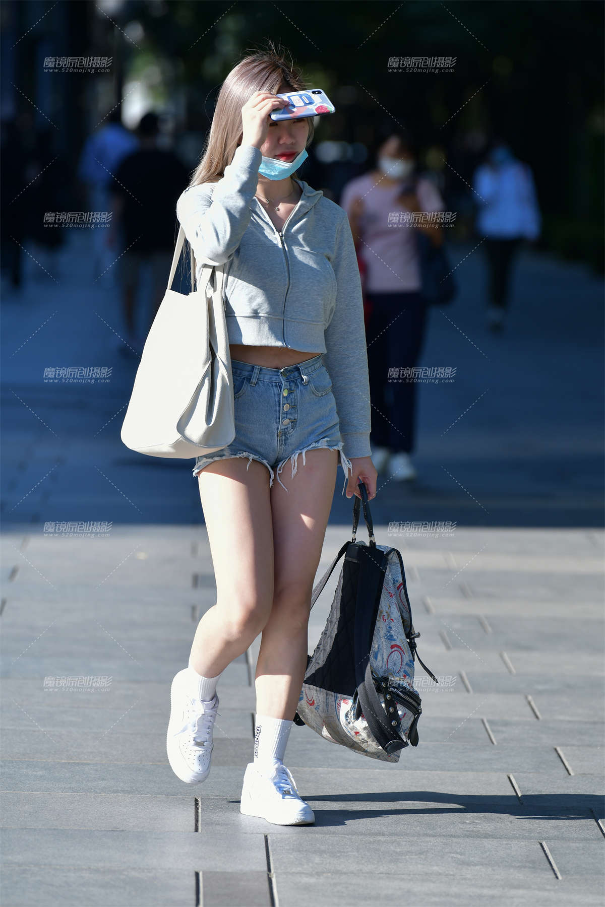 ★阳光下金发热裤美女-日更街拍