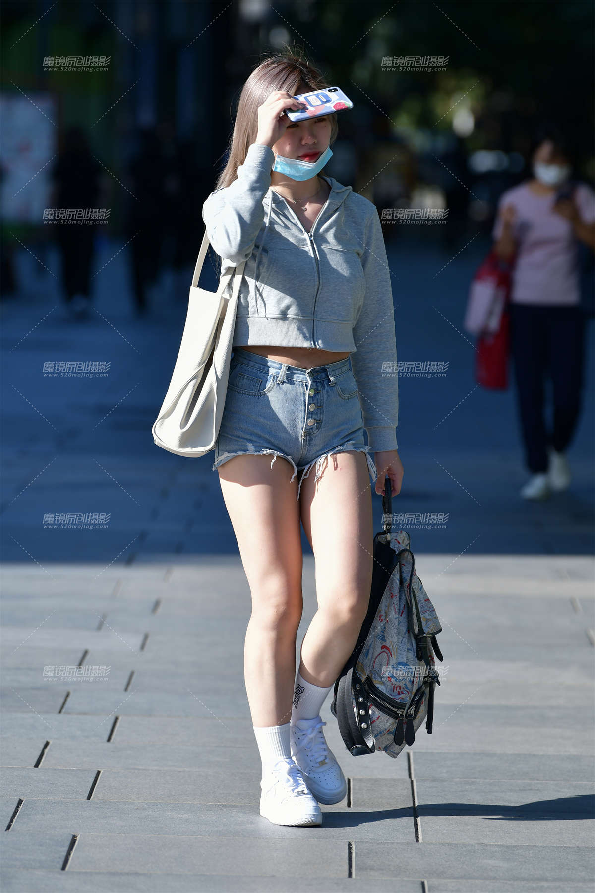 图片[2]-★阳光下金发热裤美女-日更街拍