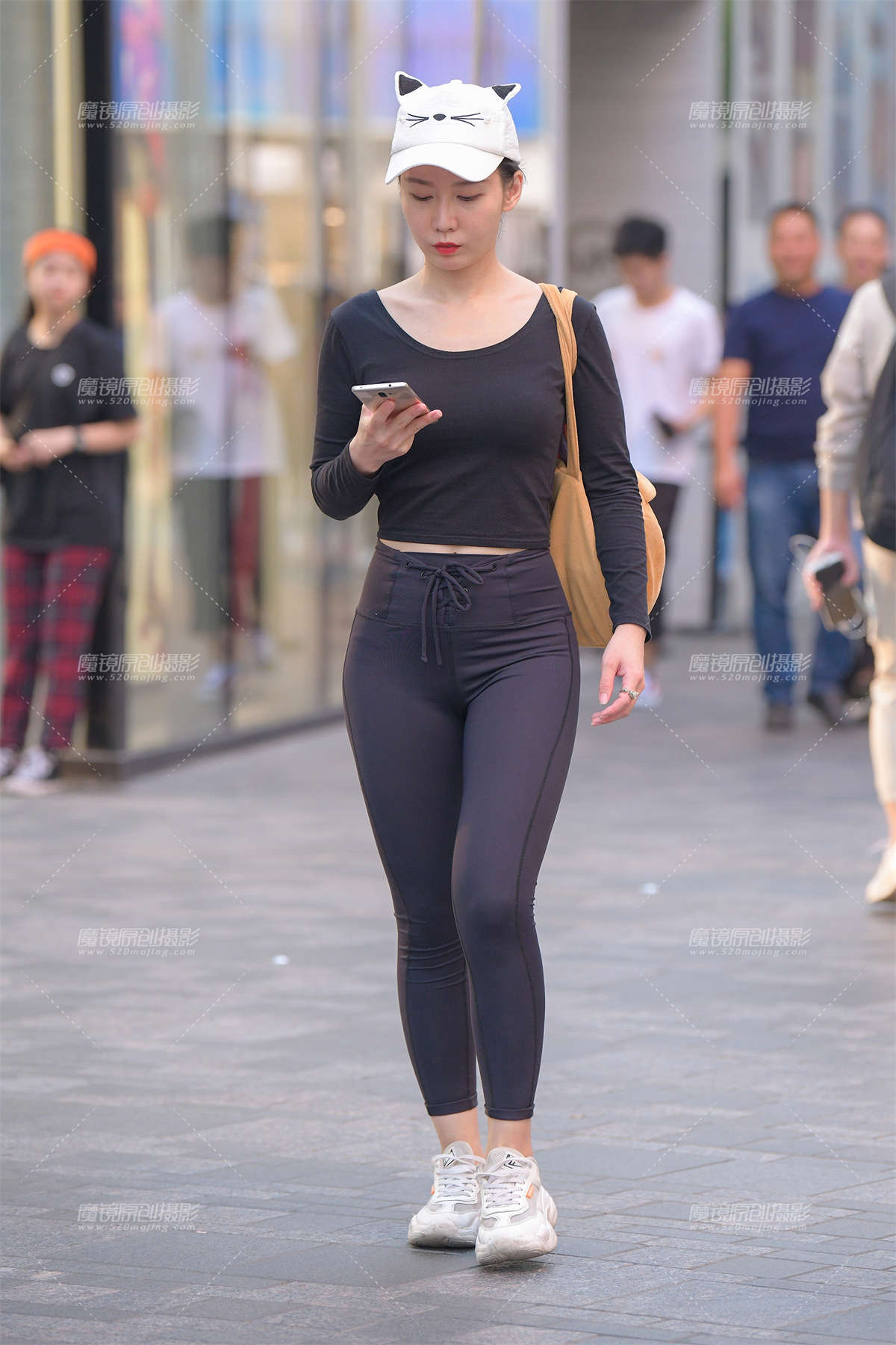 【街拍之魂赛帖】夕阳下的黑色紧身-日更街拍