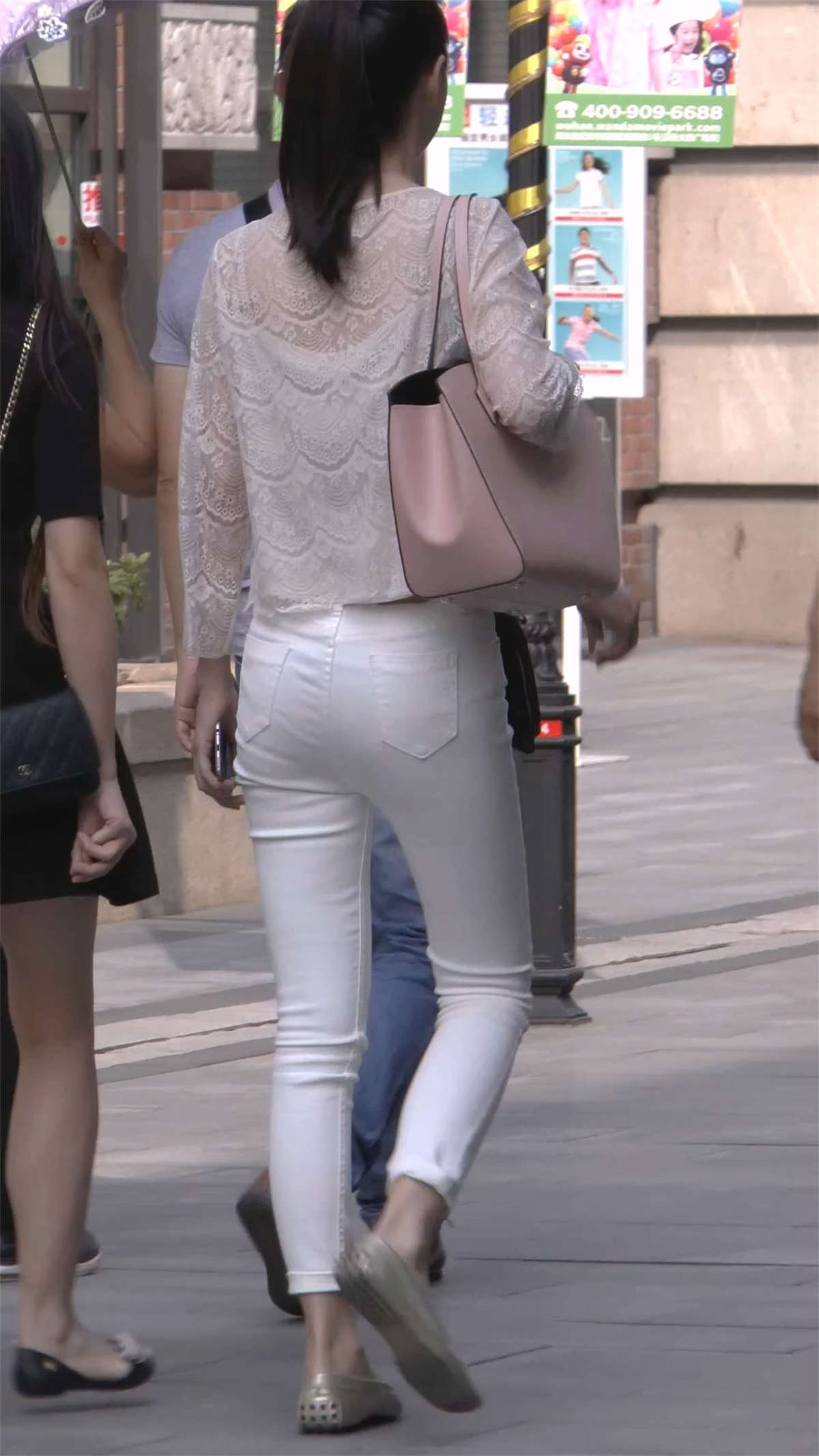 图片[2]-白色紧身裤美女-日更街拍